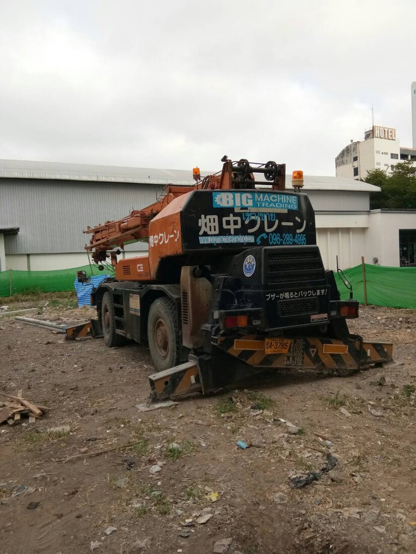 เครนล้อยาง BIG MACHINE TRADING ที่หน้างานเตรียมพื้นที่คอนโด LLOYD Soonvijai-Thonglor ก่อนเริ่มโครงสร้างอาคาร