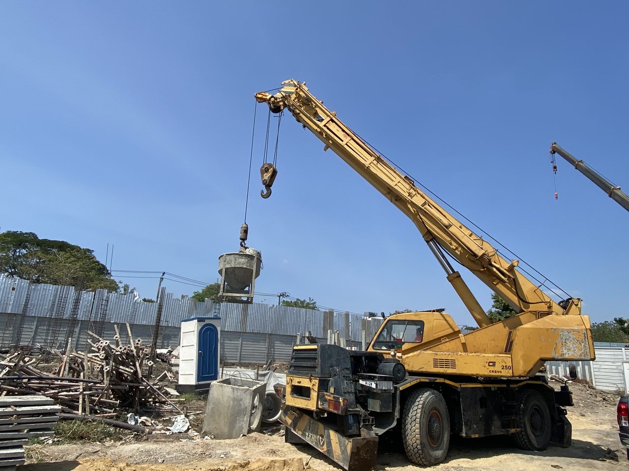 เครนล้อยาง Kobelco Crevo 250 ยกถังคอนกรีตที่หน้างานโครงการ Malton Gates