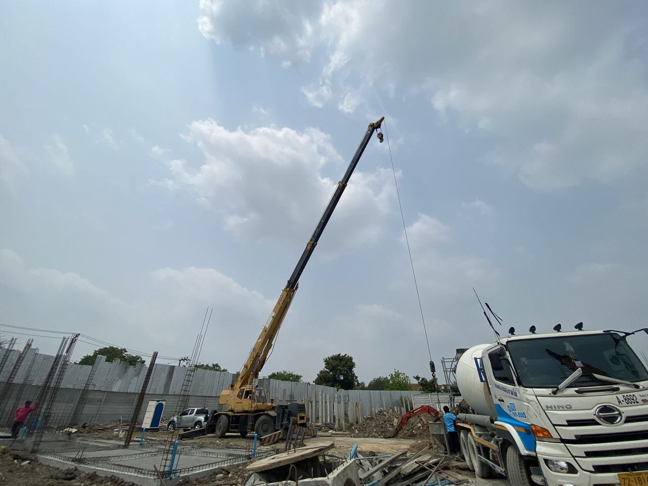 เครนล้อยาง 25 ตันยืดบูมสูงรับคอนกรีตจากรถโม่ที่โครงการ Malton Gates