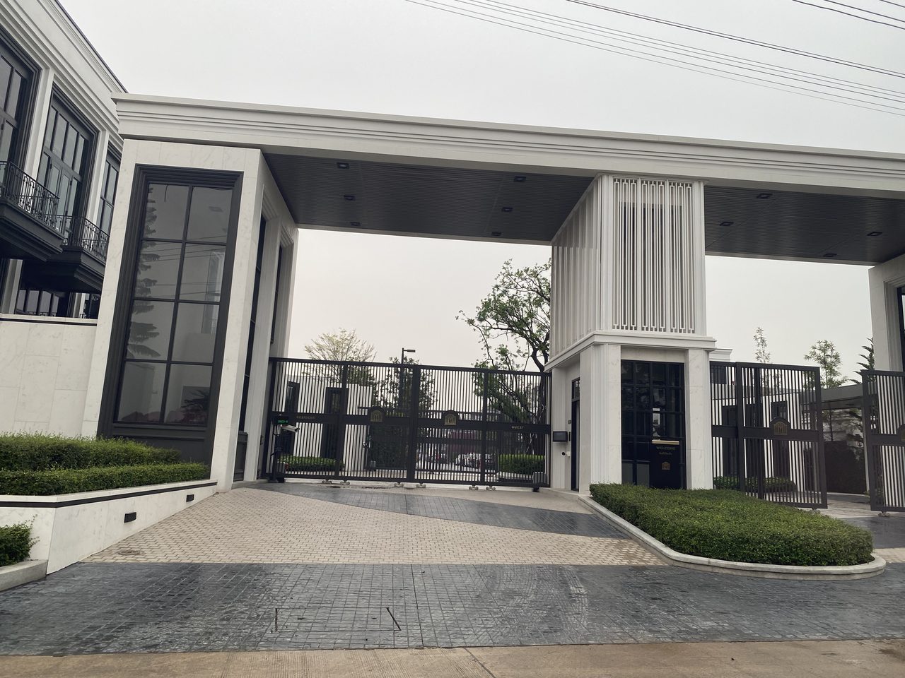 ประตูทางเข้าโครงการ Malton Gates กรุงเทพกรีฑา ที่ก่อสร้างเสร็จสมบูรณ์