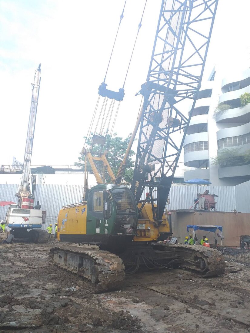 เครนตีนตะขาบ 55 ตัน KOBELCO 7055-3F ของ BIG MACHINE TRADING กางบูมทำงานที่ไซต์เข็มเจาะเปียก ซอยนายเลิศ ใกล้ถนนวิทยุ