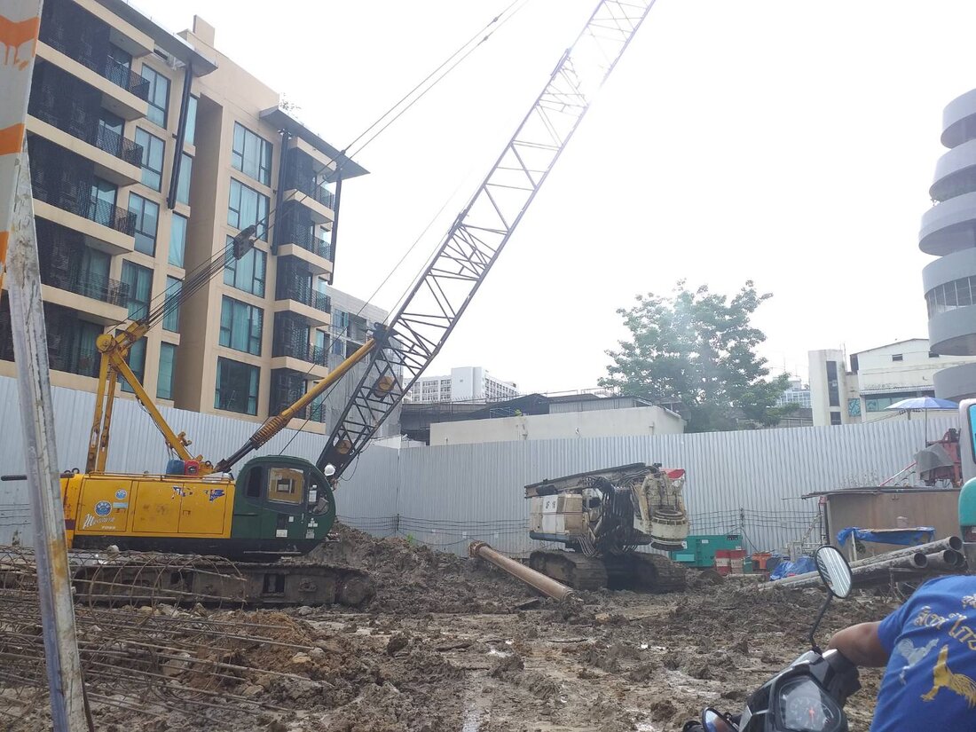 เครนตีนตะขาบ BIG MACHINE TRADING ทำงานร่วมกับเครื่องเจาะเสาเข็มเปียกที่ไซต์งานซอยนายเลิศ กรุงเทพฯ