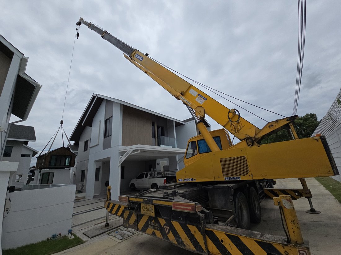 เครนล้อยาง KATO NK-250H-v 25 ตัน 12 ล้อ ของ BIG MACHINE TRADING ยกบ้านน็อคดาวน์เข้าหมู่บ้าน Nirvana ELEMENT บางนา