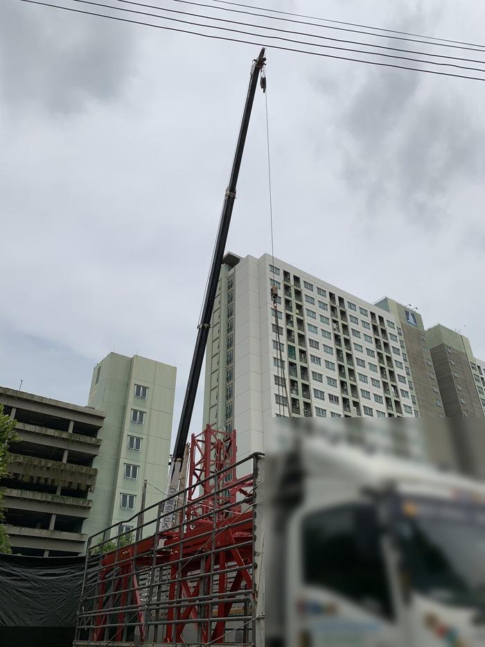 เครนล้อยาง 25 ตันของ BIG MACHINE TRADING ทำงานหน้างานก่อสร้างคอนโดมิเนียมย่านอ่อนนุช สุขุมวิท 77
