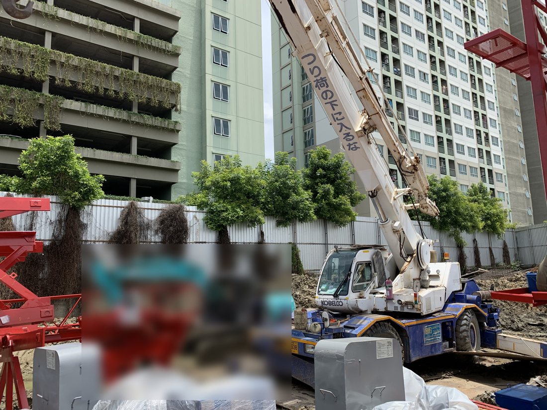 เครน BIG MACHINE TRADING เห็นตัวรถเต็มคัน ทำงานก่อสร้างอาคารสูงคอนโดมิเนียม