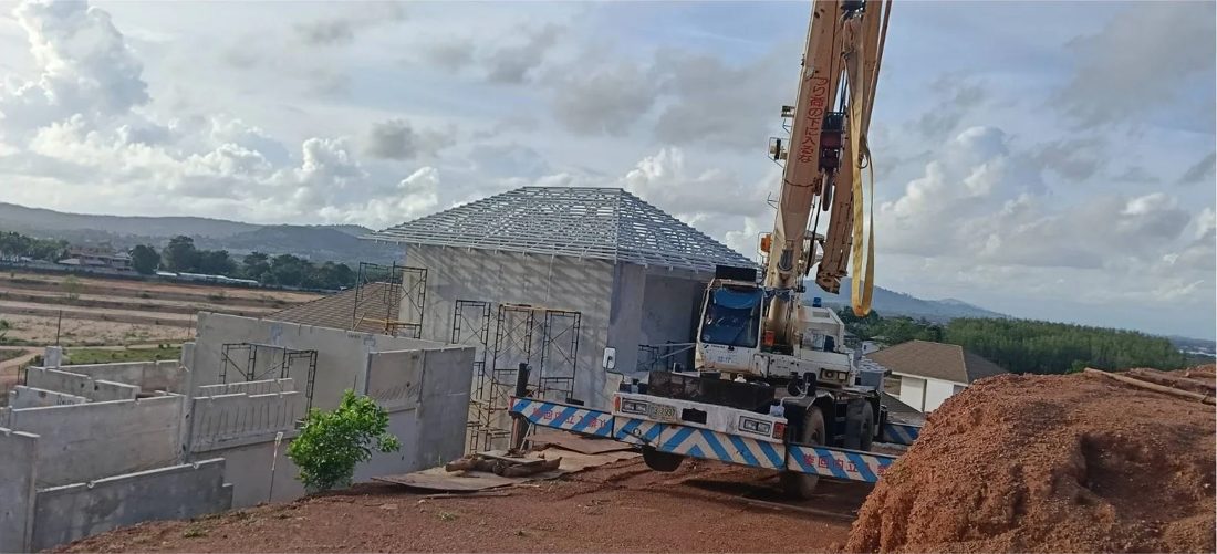 เครน TADANO TR-250M-7 สีขาว ของ BIG MACHINE TRADING ยกโครงหลังคาเหล็ก งานสร้างบ้านในหมู่บ้าน ภูเก็ต