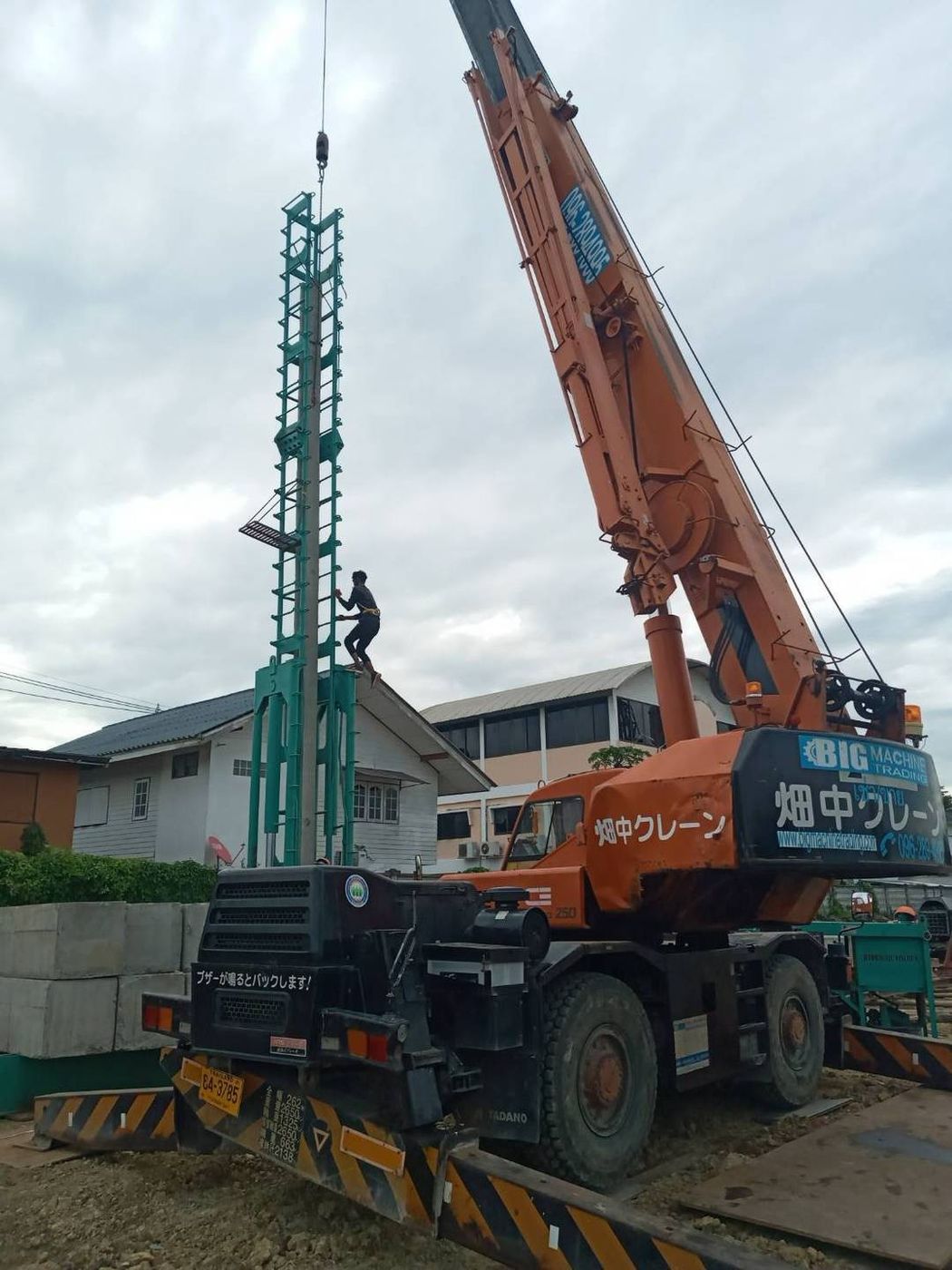 เครนของ BIG MACHINE TRADING ยกโครงปั้นจั่นตอกเข็ม งานฐานรากบ้านพักอาศัย