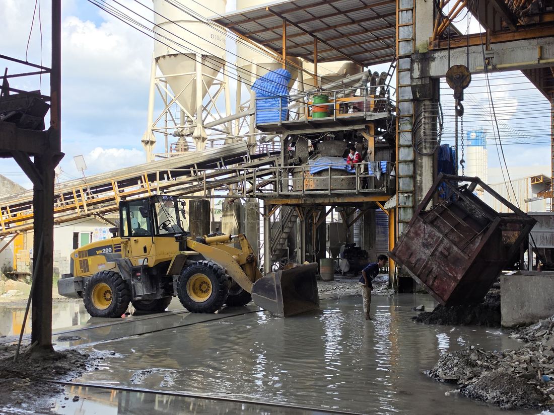 รถตักล้อยาง KOMATSU WA200 ของ BIG MACHINE TRADING ทำงานใต้แพลนท์ผสมคอนกรีต โรงงานคอนกรีตอัดแรงและคอนกรีตผสมเสร็จ อ.แปลงยาว ฉะเชิงเทรา