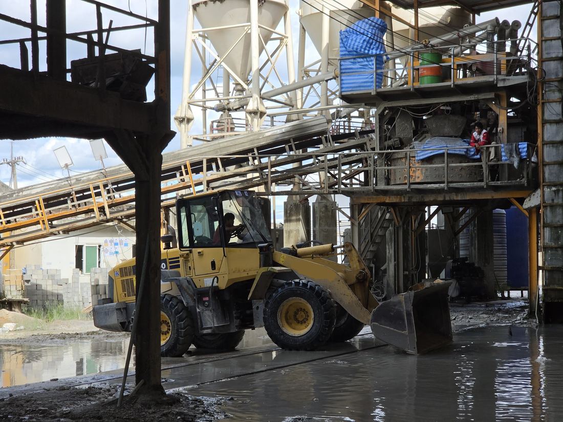 รถตักล้อยาง KOMATSU WA200 บุ้งกี๋ 2 คิว ทำงานใต้สายพานลำเลียงและเครื่องผสมคอนกรีต โรงงานคอนกรีต แปลงยาว ฉะเชิงเทรา