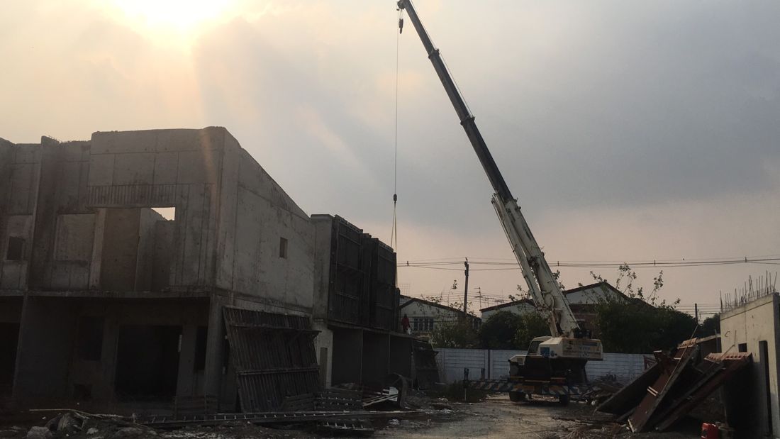 เครน TADANO TR-250M-6 ของ BIG MACHINE TRADING ยกผนังคอนกรีตสำเร็จรูป งานทาวน์โฮม PLENO พหลโยธิน 54/1 เฟส 2