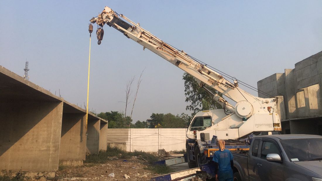 เครน TADANO TR-250M-6 4 ล้อยาง ยืดบูมพร้อมสลิง หน้างาน PLENO พหลโยธิน 54/1 เฟส 2