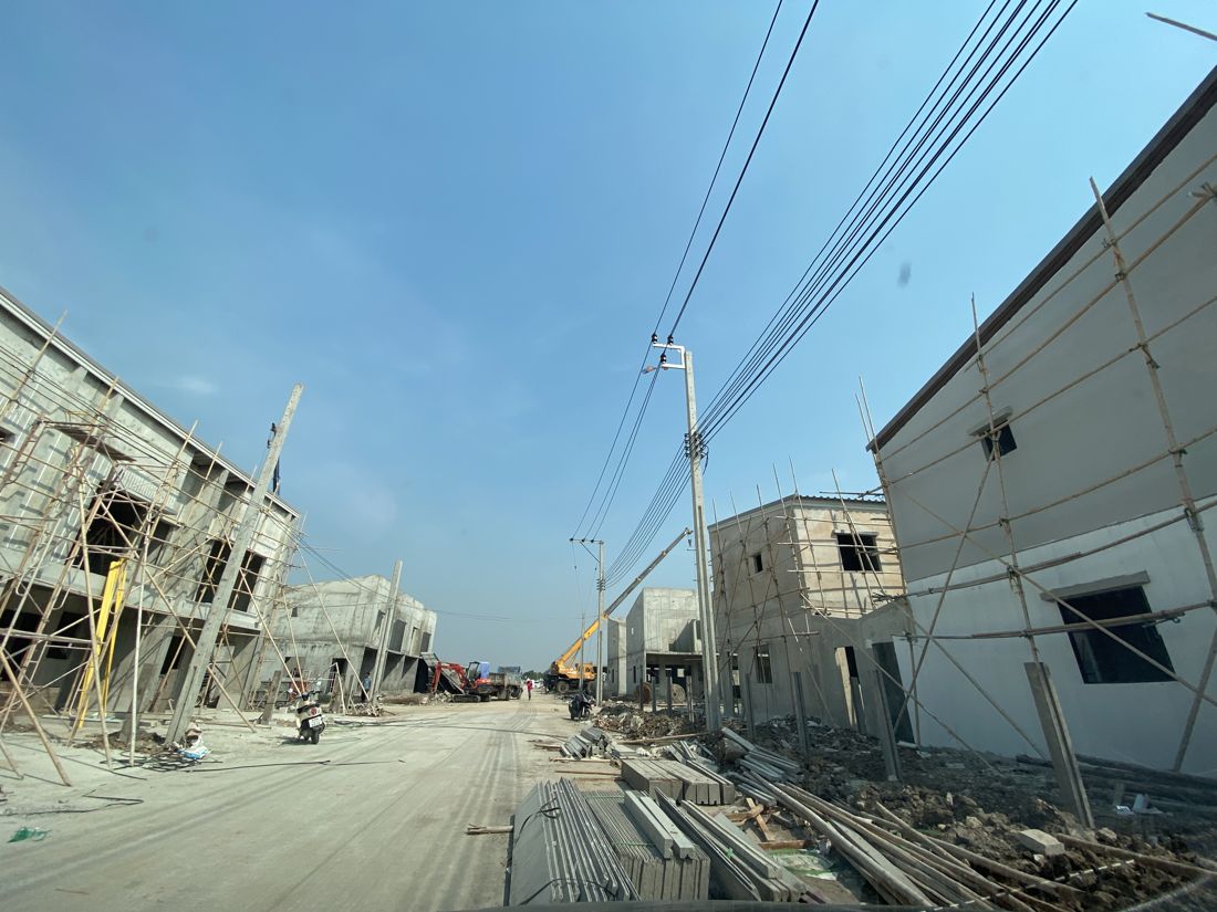 ถนนในโครงการ PLENO พหลโยธิน 54/1 เฟส 2 ระหว่างก่อสร้าง มีเครนทำงานอยู่ด้านหลัง