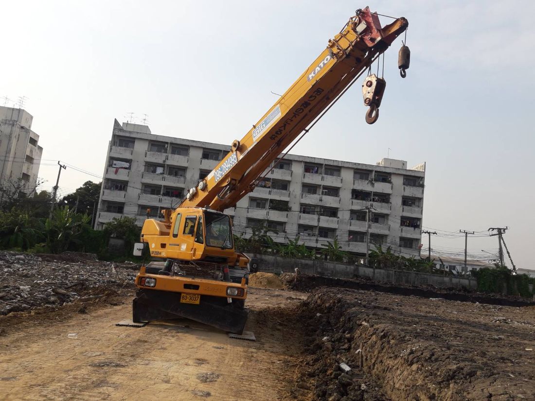 เครน KATO SR-250 สีเหลือง BIG MACHINE TRADING ยืดบูม ช่วงต้นโครงการ PLENO สุขสวัสดิ์