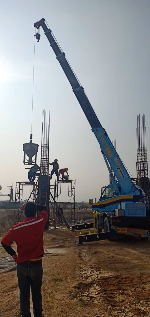 เครนล้อยาง 25 ตัน BIG MACHINE TRADING ยกถังคอนกรีตเทโครงสร้างอาคารโรงงานไฟเบอร์กลาส อ.ปลวกแดง จ.ระยอง