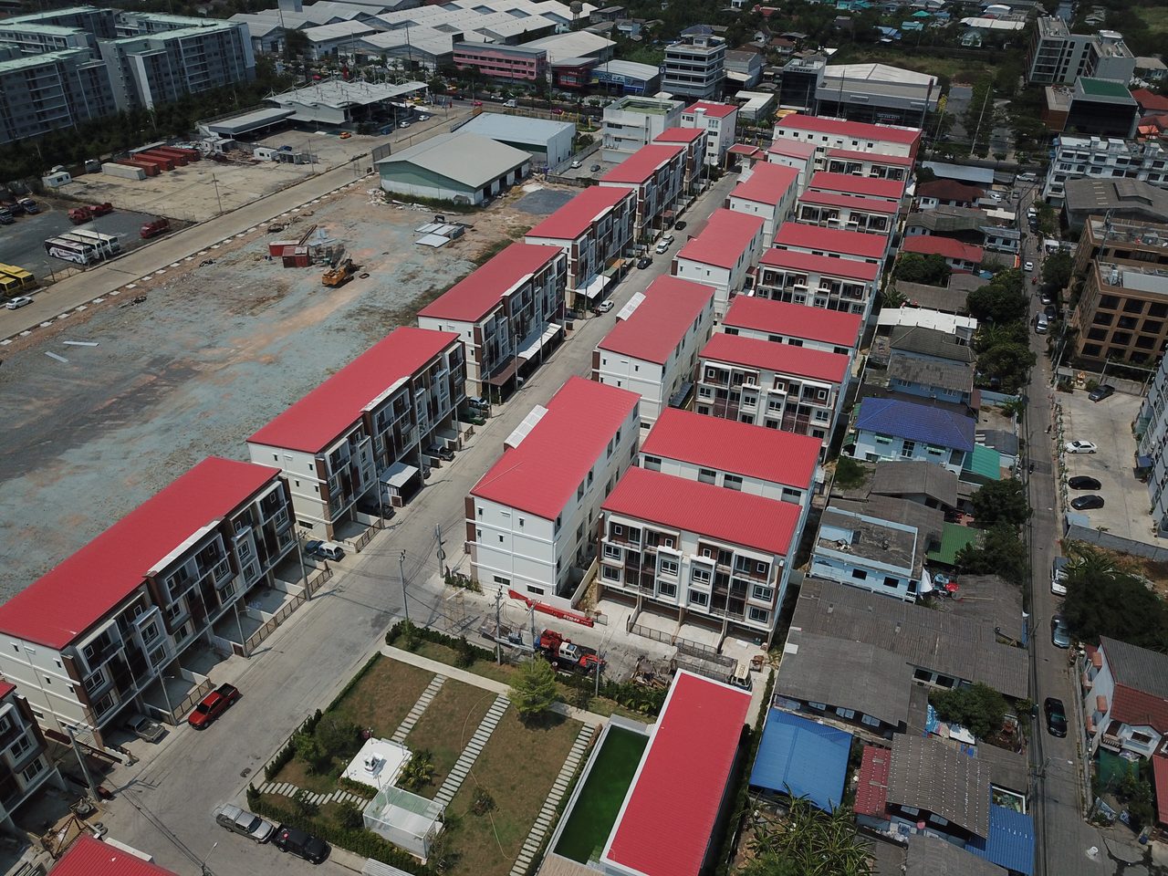 มุมสูงจากโดรนของหมู่บ้าน Pradya Biz Home อ่อนนุช-สุวรรณภูมิ ทาวน์โฮมหลังคาแดง 180 ยูนิต ระหว่างการก่อสร้าง