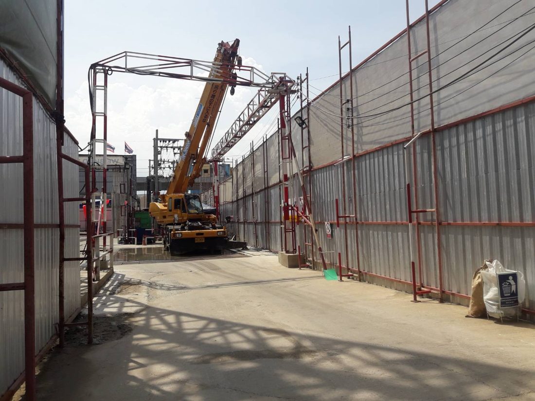 เครนล้อยาง 25 ตัน 4 ล้อ KATO KR25HV6 ของ BIG MACHINE TRADING ยืดบูมทำงานในไซต์ก่อสร้างคอนโด เดอะ เพรสซิเด้นท์ สุขุมวิท-สมุทรปราการ