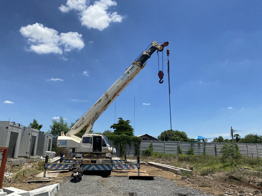 เครนล้อยาง 25 ตัน TADANO CREVO 250 ของ BIG MACHINE TRADING ยกแผ่นผนังคอนกรีตสำเร็จรูปที่หน้างานพฤกษาวิลล์ กรุงเทพกรีฑา-วงแหวนฯ