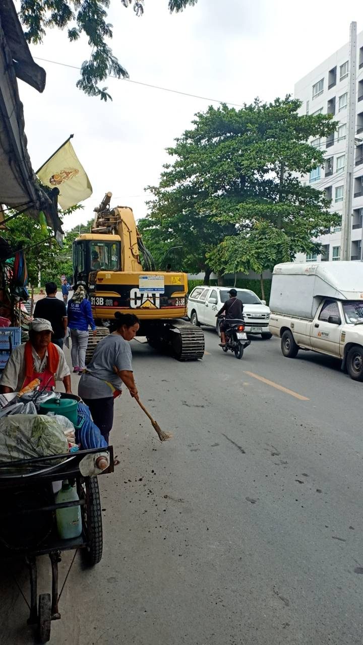 รถขุดตีนตะขาบ CAT 313B ของ BIG MACHINE TRADING เดินเครื่องผ่านถนนซอยแคบระหว่างทางเข้าไซต์งานย่านปุณณวิถี-อุดมสุข