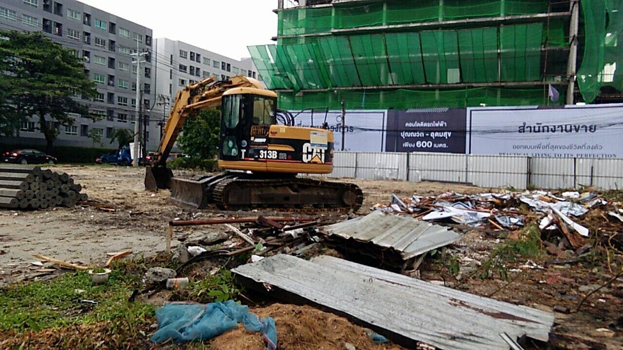 รถขุดตีนตะขาบ CAT 313B ของ BIG MACHINE TRADING ปรับพื้นที่เคลียร์เศษวัสดุก่อสร้างในไซต์ย่านปุณณวิถี-อุดมสุข ใกล้ป้ายโครงการคอนโดในพื้นที่