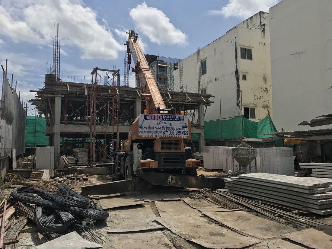 เครน TADANO TR-250M 25 ตัน 4 ล้อยาง ของ BIG MACHINE TRADING จอดเต็มหน้างานสร้างบ้าน 2 ชั้น ในซอยปุณณวิถี 31 สุขุมวิท 101