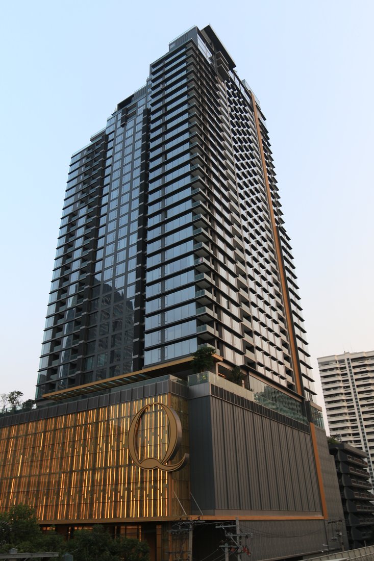 อาคาร Q1 Sukhumvit ที่ก่อสร้างแล้วเสร็จ ติดถนนสุขุมวิทและสถานี BTS นานา