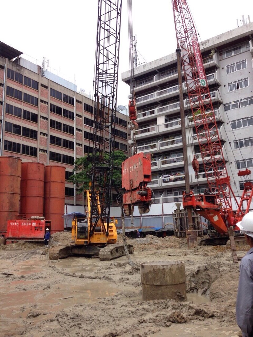 หน้างานเข็มเจาะเปียกโครงการ Q1 Sukhumvit มีเครนหลายคันทำงานร่วมกันในพื้นที่