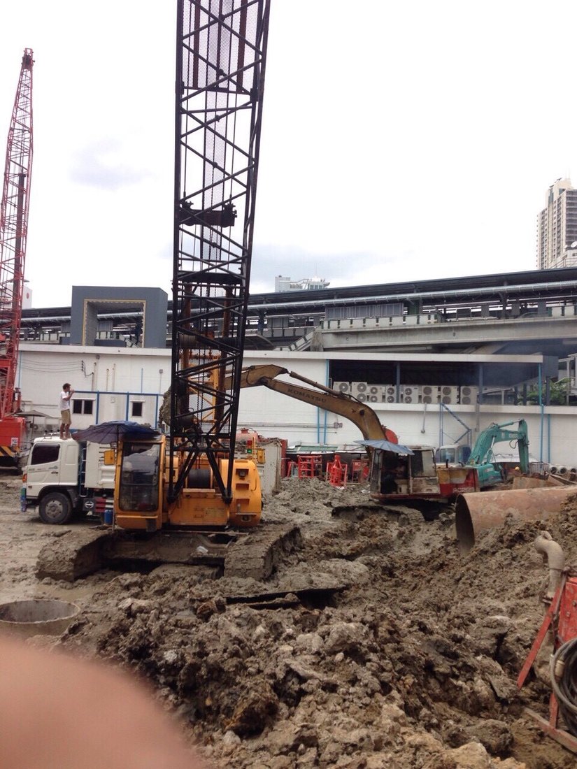 เครนตีนตะขาบทำงานเข็มเจาะเปียกใกล้แนวรถไฟฟ้า BTS สถานีนานา โครงการ Q1 Sukhumvit