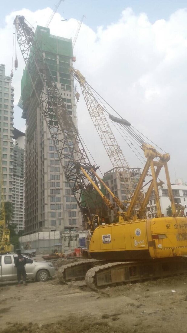 เครนตีนตะขาบทำงานข้างอาคารสูงระหว่างก่อสร้างโครงการ Q1 Sukhumvit สุขุมวิท