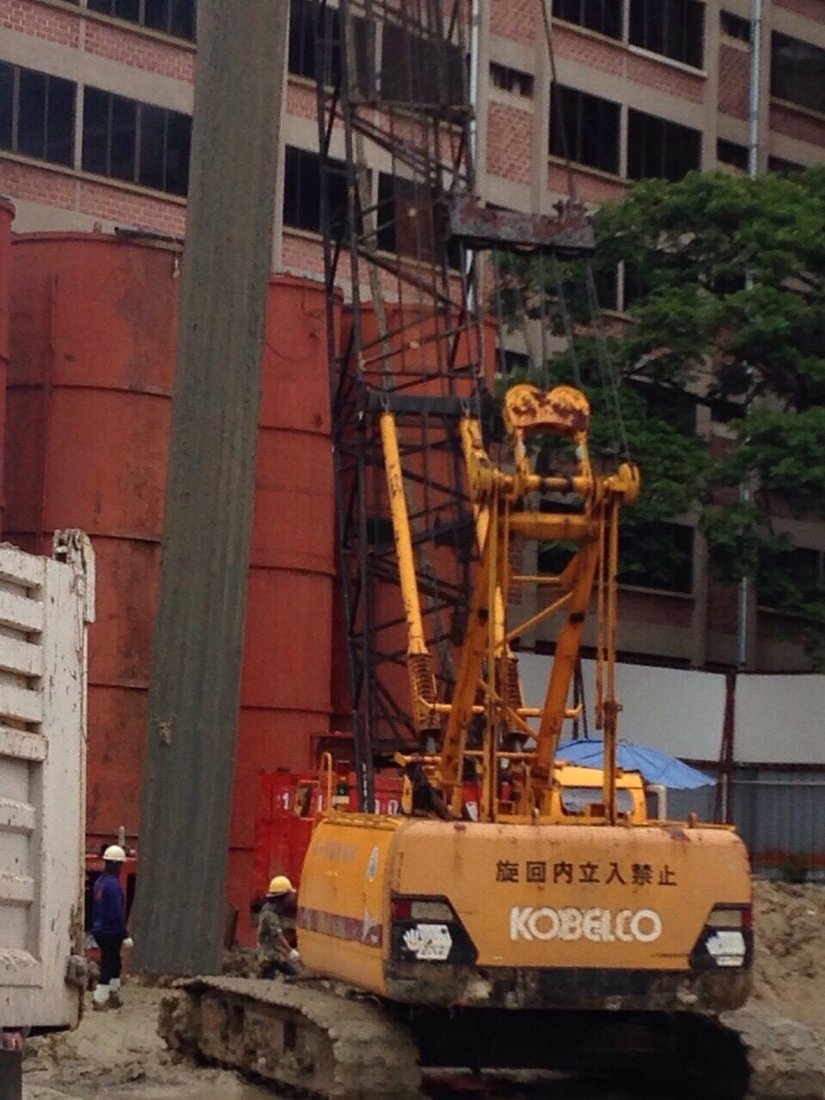 เครนตีนตะขาบ Kobelco 55 ตัน BIG MACHINE TRADING ทำงานที่ไซต์ Q1 Sukhumvit ติดถนนสุขุมวิท
