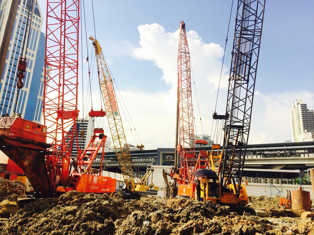งานที่ Q1 Sukhumvit คอนโดหรู 273 ยูนิต 42 ชั้น ติด BTS นานา ใช้เครนตีนตะขาบ 55 ตัน + ไวโบร ของ BIG MACHINE TRADING ทำงานเทปูนและเข็มเจาะเปียกฐานราก