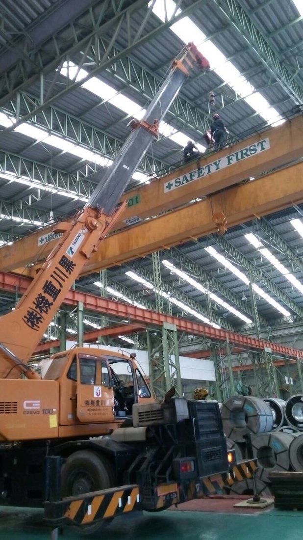 เครนล้อยาง 4 ล้อของ BIG MACHINE TRADING ทำงานติดตั้งเครนรางในโรงงานที่มีพื้นที่จำกัด