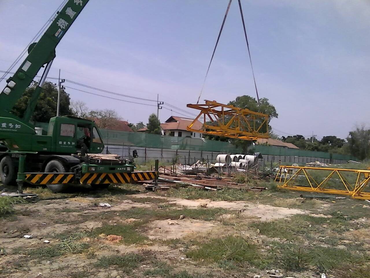 ชิ้นส่วนโครงเหล็ก Tower Crane วางรออยู่ที่ไซต์งานก่อสร้างรังสิต