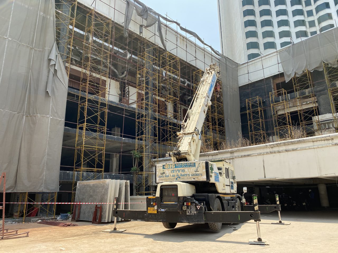 เครนล้อยาง 25 ตัน BIG MACHINE TRADING ทำงานปรับปรุงโรงแรมย่านรัชดาภิเษก