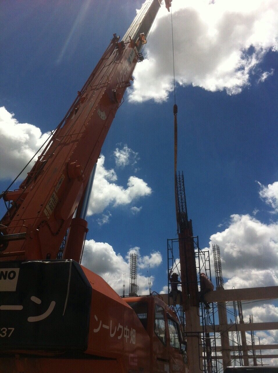 เครนล้อยาง 25 ตัน 4 ล้อ TADANO TR250M-6 ของ BIG MACHINE TRADING ยกเสาขึ้นตั้งที่ไซต์ก่อสร้างโรงกลึง CNC จังหวัดระยอง ช่างบนนั่งร้านรอรับ