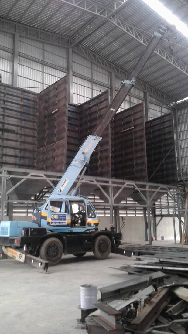 เครนล้อยาง BIG MACHINE TRADING ทำงานภายในอาคารมูลนิธิร่วมกตัญญู กิ่งแก้ว ท่ามกลางแผ่นเหล็กที่ตั้งขึ้นแล้ว