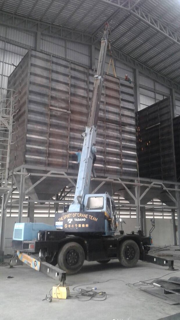 เครนล้อยาง TADANO 10 ตัน ของ BIG MACHINE TRADING ยกแผ่นเหล็กขึ้นประกอบโครงสร้างภายในอาคารมูลนิธิร่วมกตัญญู กิ่งแก้ว