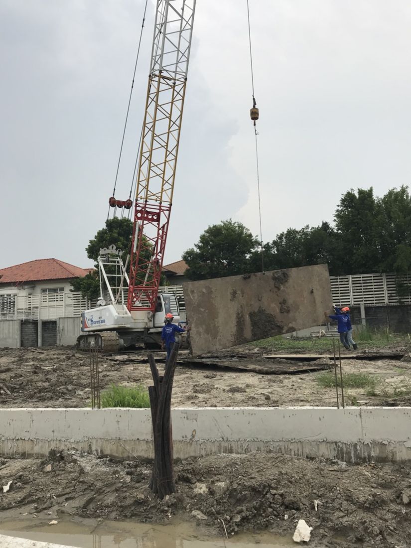เครนตีนตะขาบ 80 ตัน ของ BIG MACHINE TRADING ยกแผ่นรั้วคอนกรีตสำเร็จรูป หมู่บ้าน Santiburi The Residences ซอยนวลจันทร์