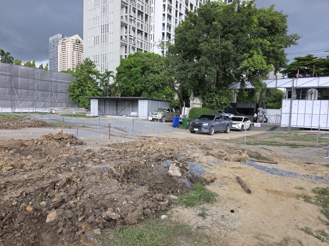 ภาพรวมพื้นที่ก่อสร้างบ้านขนาด 1 ไร่กว่า ย่านสาทร ก่อนเริ่มงานเครน