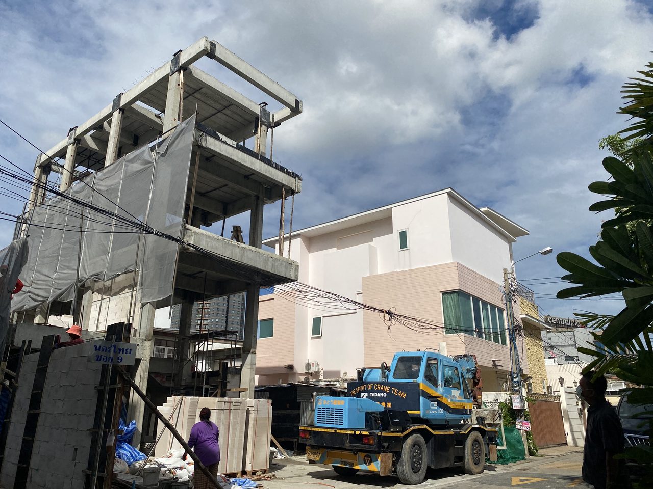เครนล้อยาง 10 ตัน TADANO CREVO 100 ของ BIG MACHINE TRADING จอดทำงานในซอยแคบ ย่านสาธุประดิษฐ์ ซอยนครไทย 9 ข้างไซต์ก่อสร้างอาคาร