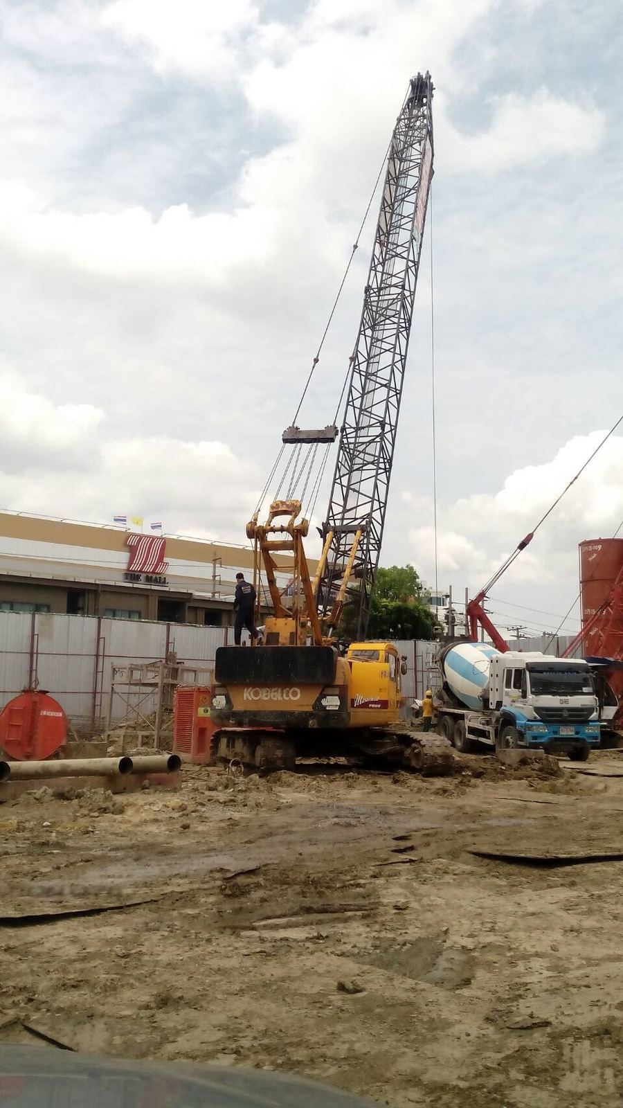 เครนตีนตะขาบของ BIG MACHINE TRADING ทำงานเข็มเจาะเปียก ไซต์งานคอนโดกรุงเทพฯ มีรถโม่ปูนอยู่ด้วย