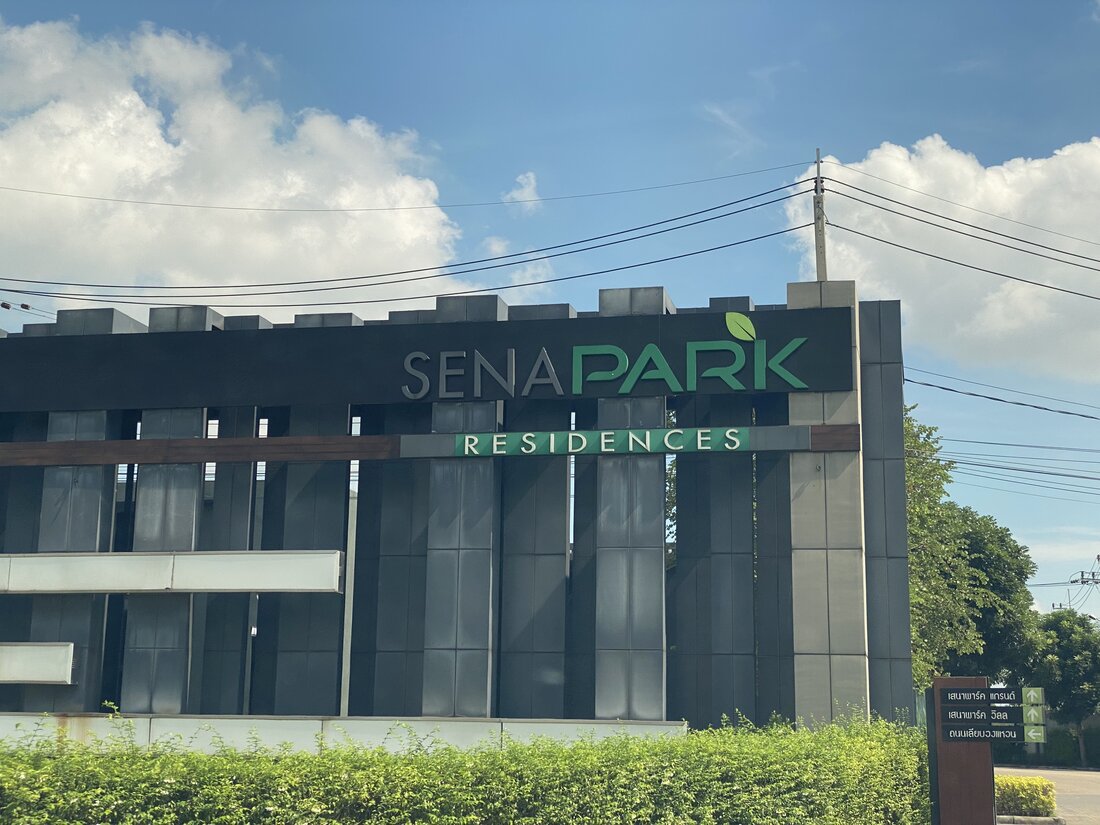 ป้ายทางเข้าโครงการเสนาพาร์ค (SENAPARK RESIDENCES) พร้อมป้ายบอกทางเสนาพาร์ค แกรนด์ และเสนาพาร์ค วิลล์ ริมถนนเลียบวงแหวนกาญจนาภิเษก