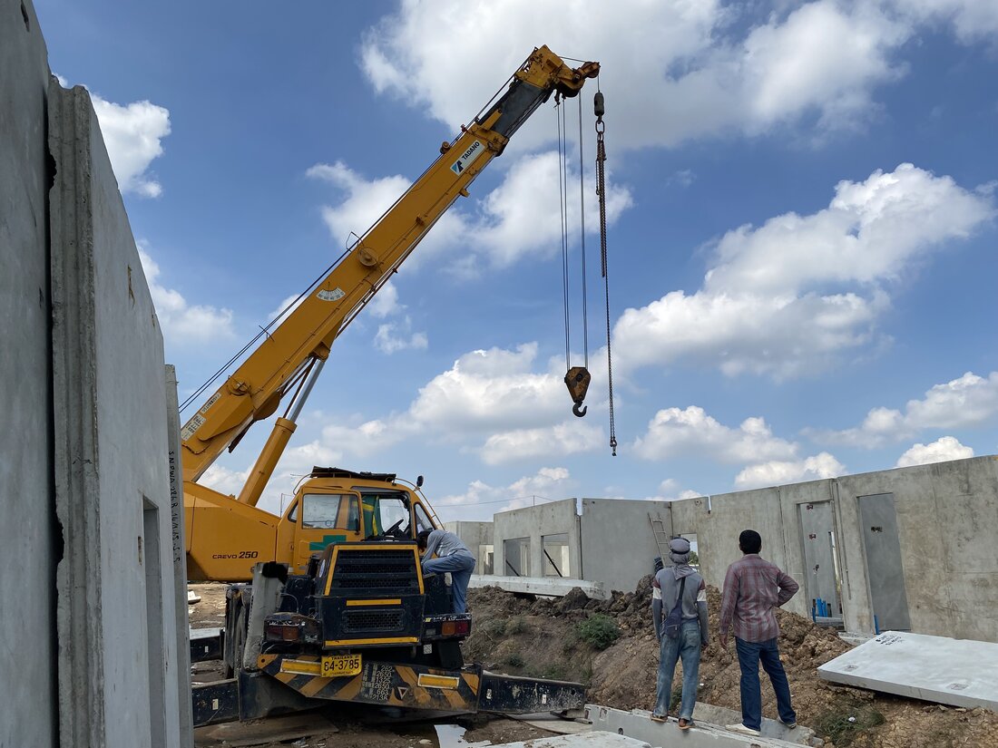 เครนล้อยาง 25 ตัน TADANO CREVO 250 ของ BIG MACHINE TRADING ยกผนังคอนกรีตสำเร็จรูปประกอบบ้านที่โครงการเสนาพาร์ค รามอินทรา-วงแหวน