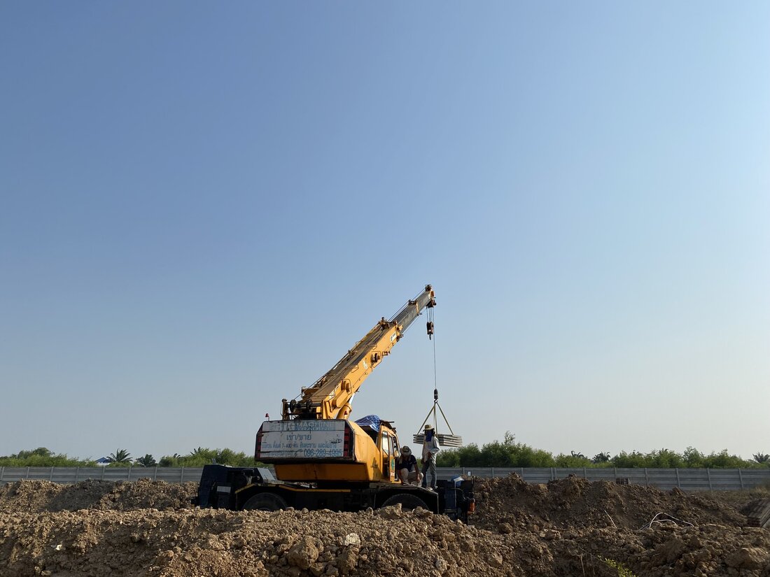 เครนล้อยาง BIG MACHINE TRADING ยกแผ่นคอนกรีตสำเร็จรูปในพื้นที่เตรียมก่อสร้างโครงการเสนาพาร์ค รามอินทรา-วงแหวน