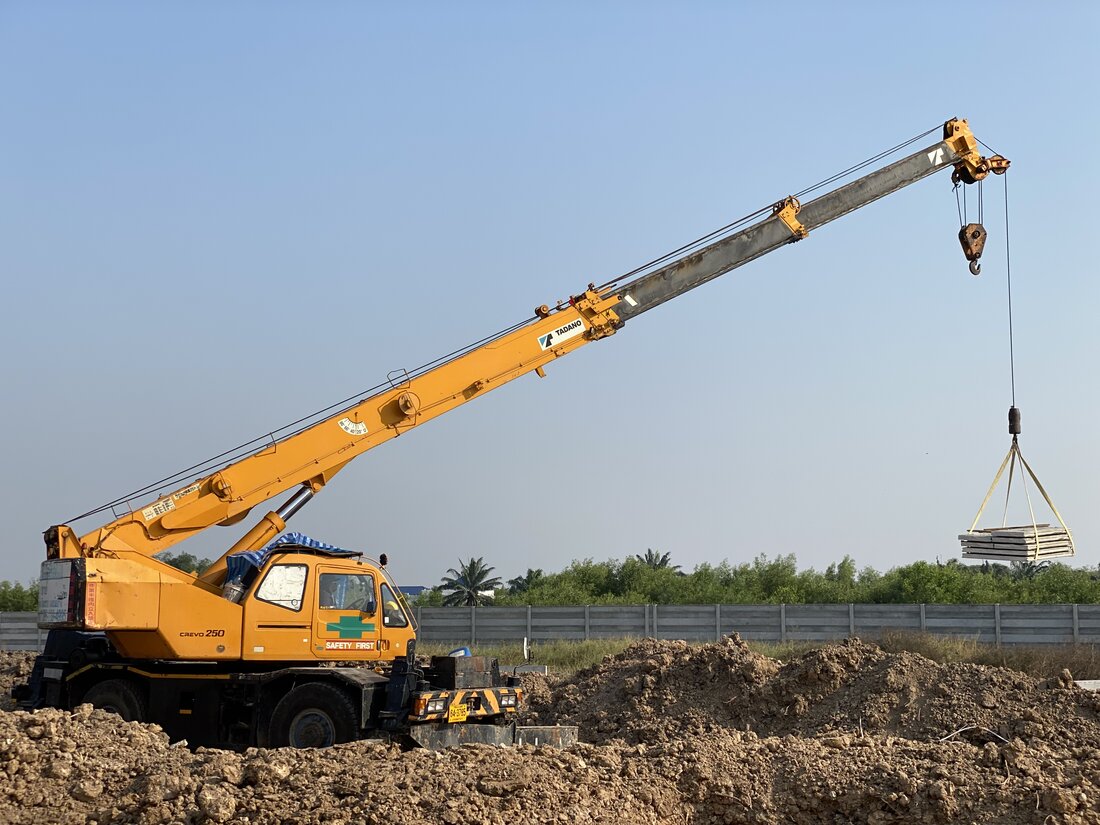 เครนล้อยาง 25 ตัน TADANO CREVO 250 ของ BIG MACHINE TRADING กางบูมเต็มความยาว ยกกองแผ่นคอนกรีตสำเร็จรูปที่หน้างานเสนาพาร์ค