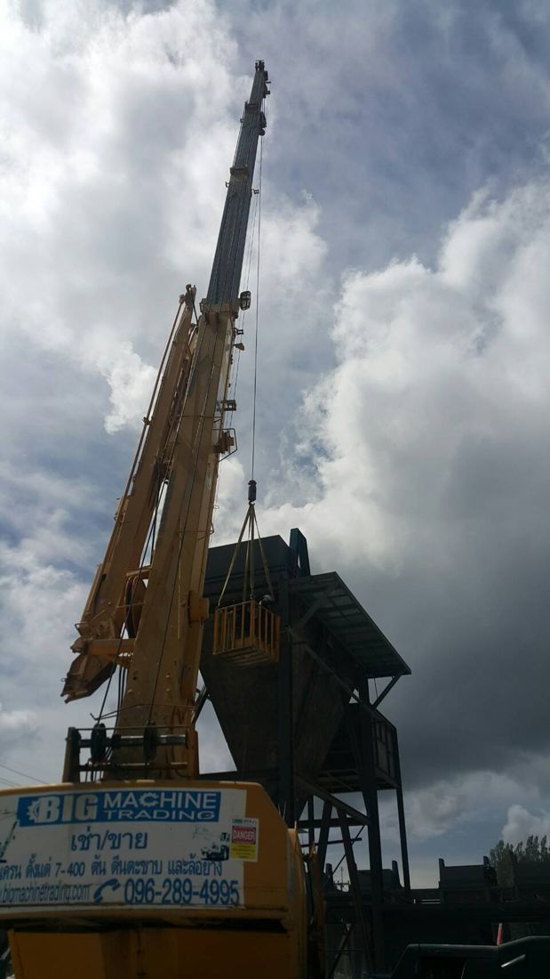 เครน BIG MACHINE TRADING ยกกระเช้าพร้อมช่างขึ้นไปทำงานที่ถังพักหินบนโครงเหล็กสูง โรงโม่หินสินทรัพย์คีรี