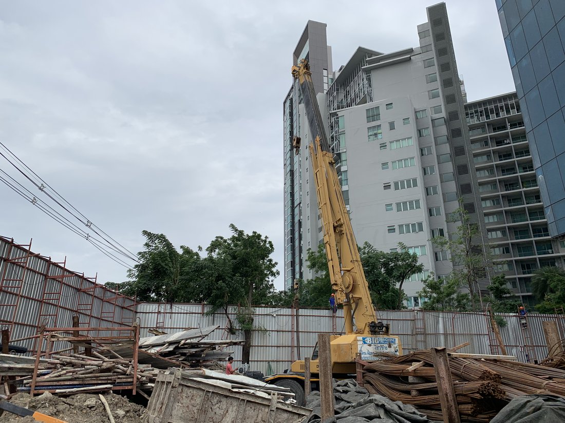 เครนล้อยาง 25 ตัน ของ BIG MACHINE TRADING ยื่นบูมทำงานที่หน้างานโครงการ The Star Estate @ Narathiwas มองเห็นอาคารสูงโดยรอบ