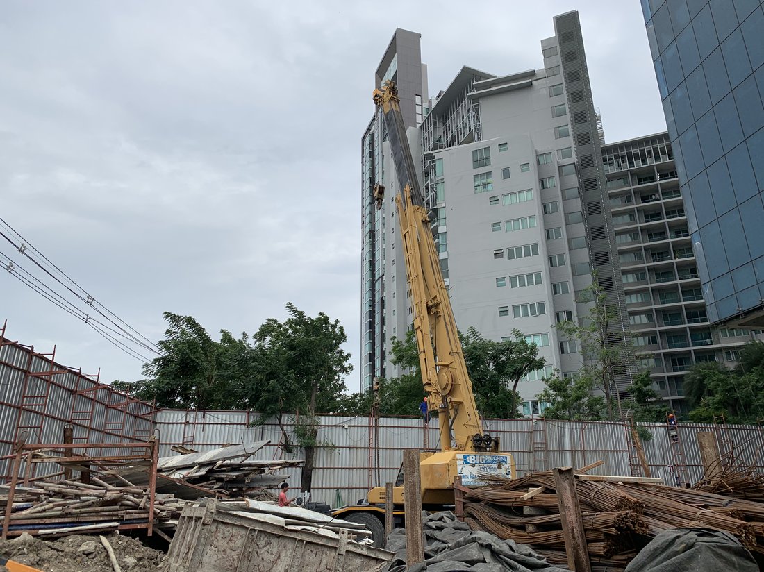 เครนล้อยาง 25 ตัน ของ BIG MACHINE TRADING ทำงานยกวัสดุก่อสร้างที่หน้างานโครงการ The Star Estate @ Narathiwas ในพื้นที่จำกัดริมรั้วไซต์งาน
