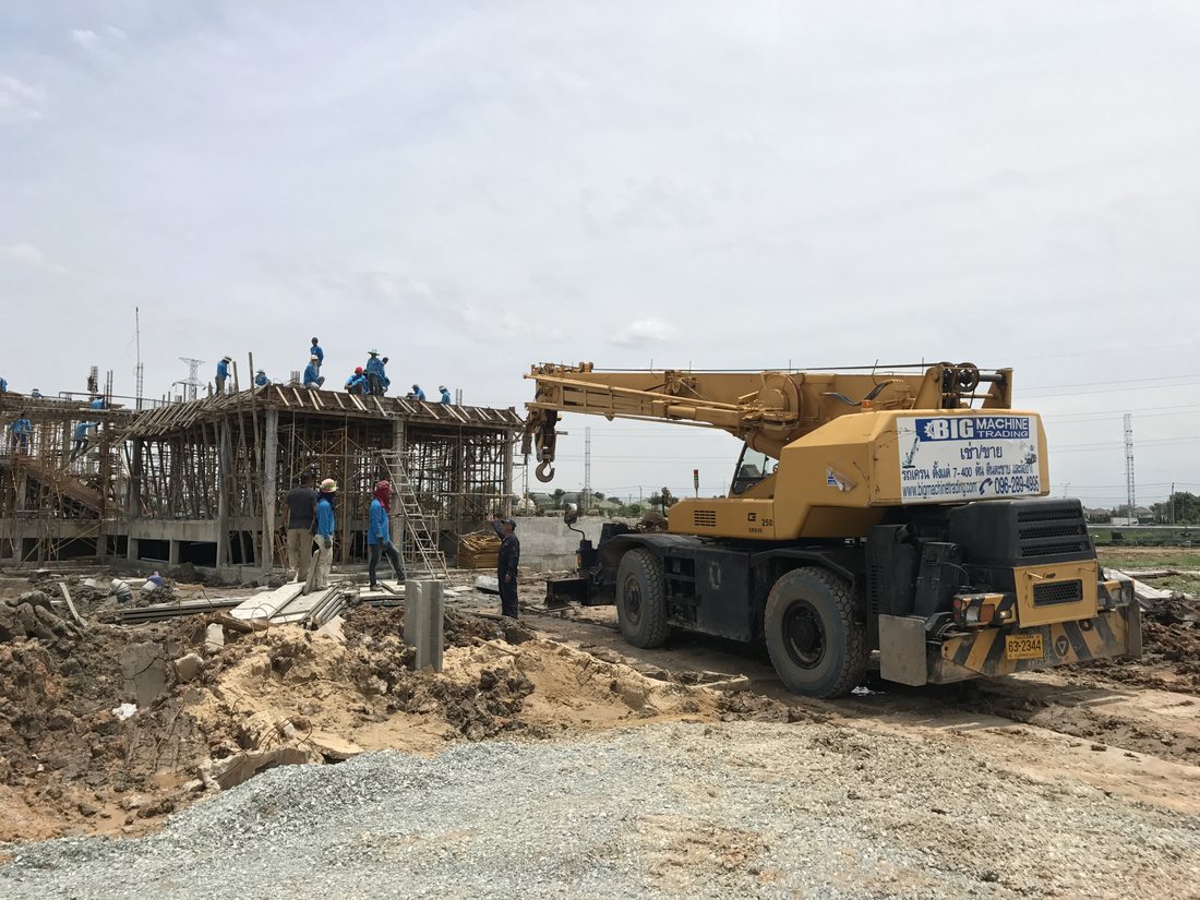 เครนล้อยาง BIG MACHINE TRADING สีเหลืองพร้อมทีมงานบนนั่งร้าน ไซต์ก่อสร้างสตูดิโอถ่ายทำ 216 ไร่