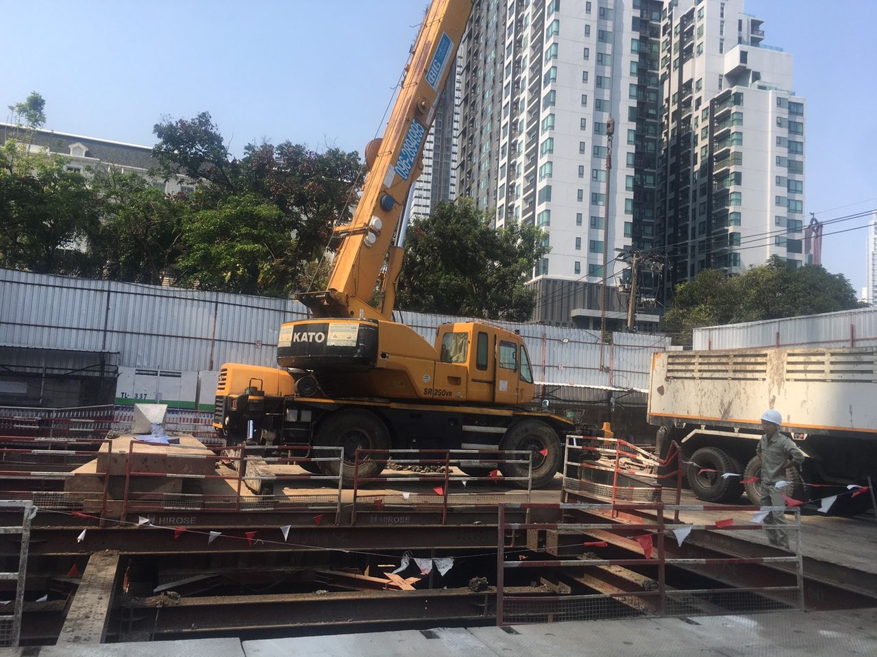 เครนล้อยาง 25 ตัน KATO SR-250VR ของ BIG MACHINE TRADING ทำงานในไซต์ก่อสร้างอาคารสูงย่านสุขุมวิท 36 ท่ามกลางตึกสูงโดยรอบ