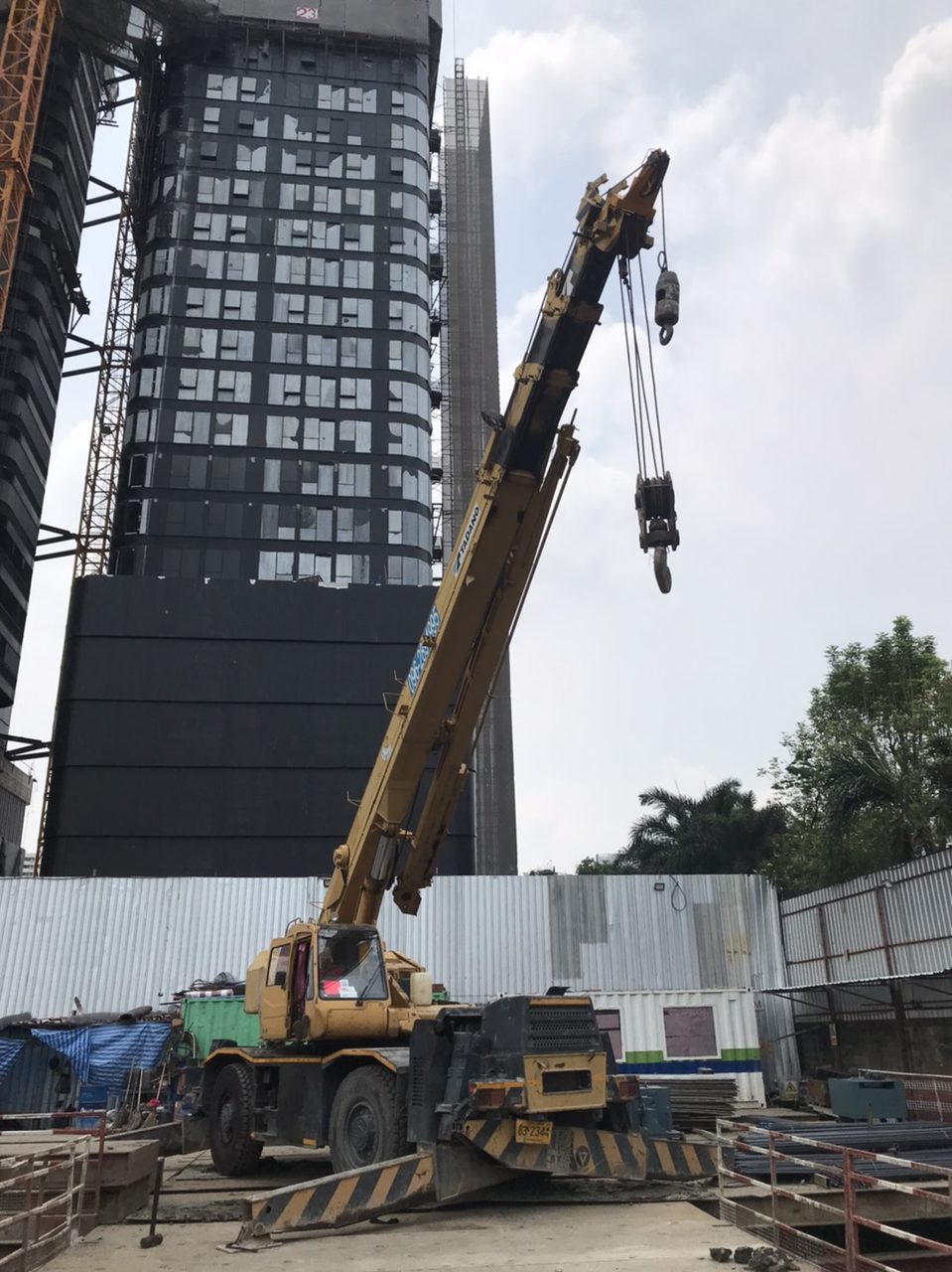 เครนล้อยาง TADANO ของ BIG MACHINE TRADING ยกใกล้ตึกสูงระหว่างการก่อสร้าง ในโครงการอาคารสูงย่านสุขุมวิท 36